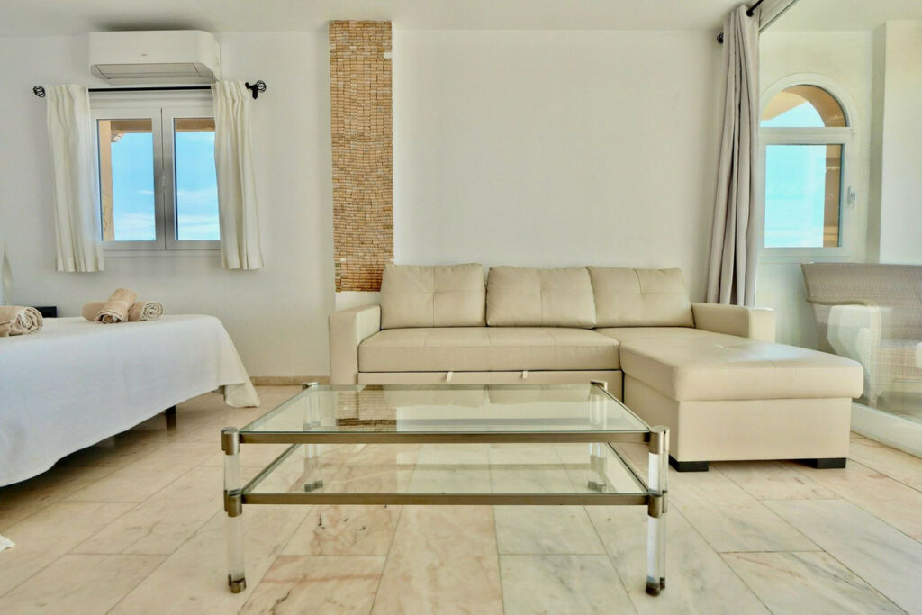 Middle Floor Apartment Puerto de Cabopino Málaga - image 3