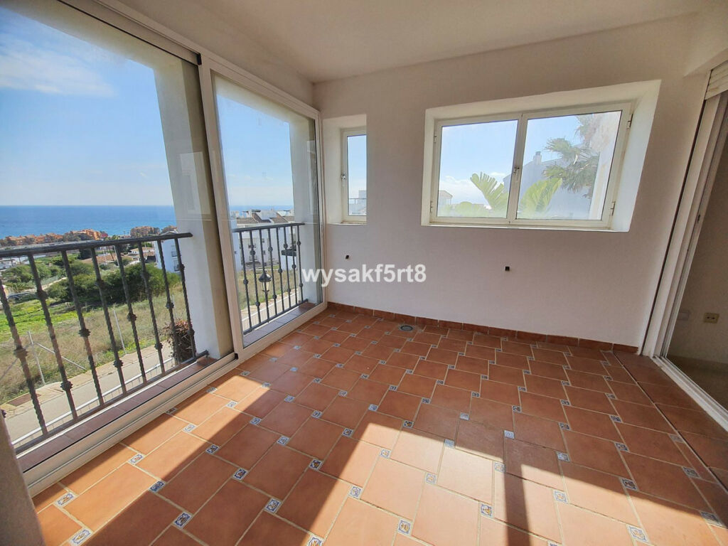 Middle Floor Apartment La Duquesa Málaga - image 4
