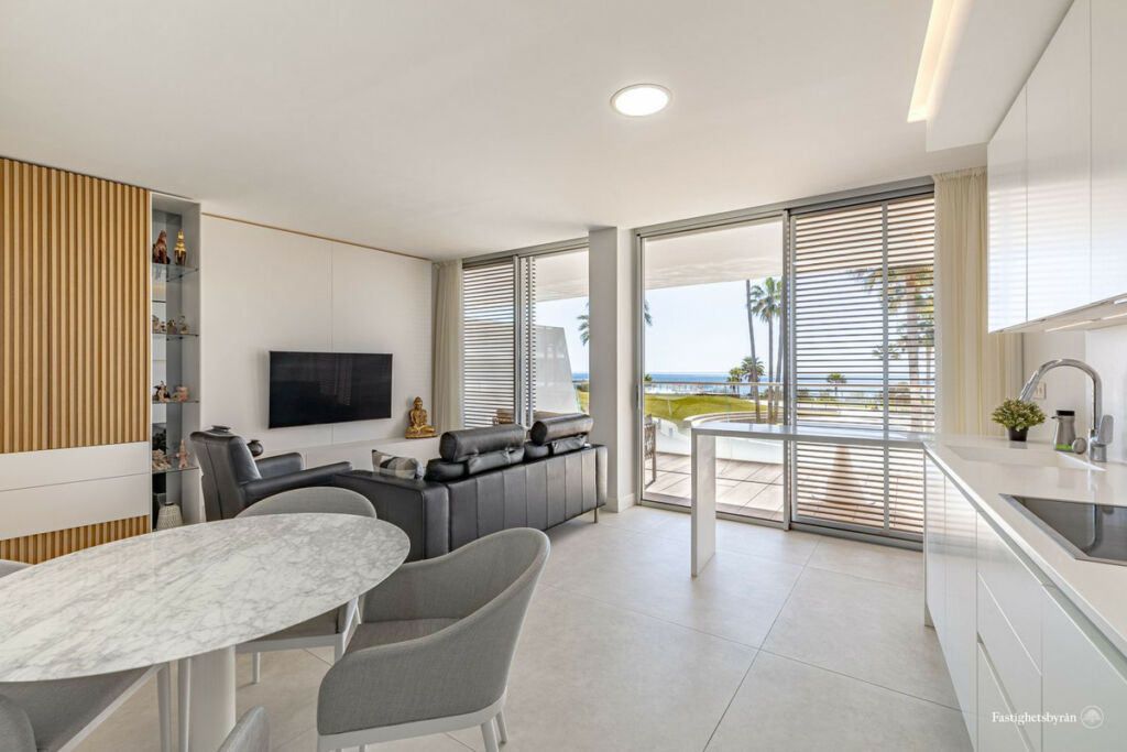 Middle Floor Apartment Estepona Málaga - image 3