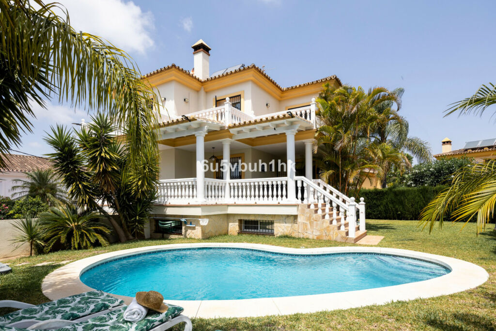 Detached Villa Sierrezuela Málaga - image 3