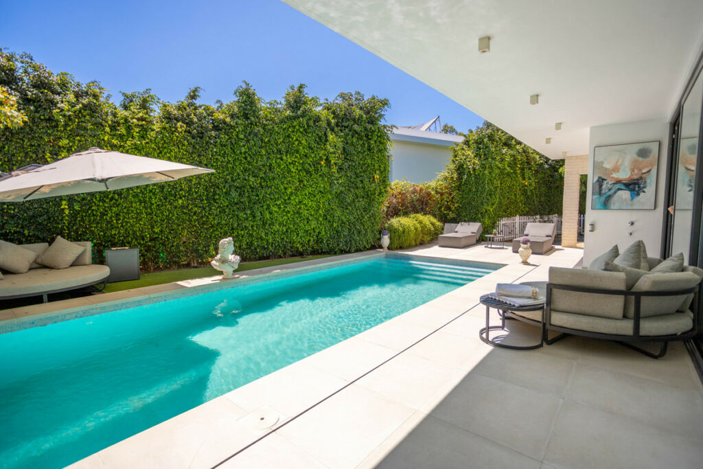 Detached Villa Estepona Málaga - image 3
