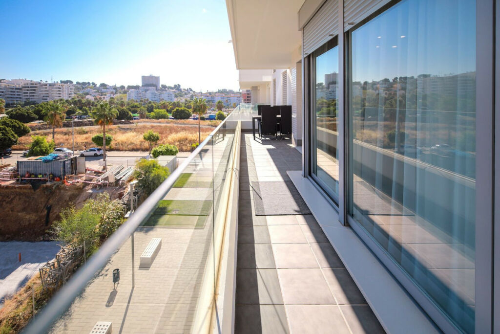 Middle Floor Apartment Nueva Andalucía Málaga - image 3
