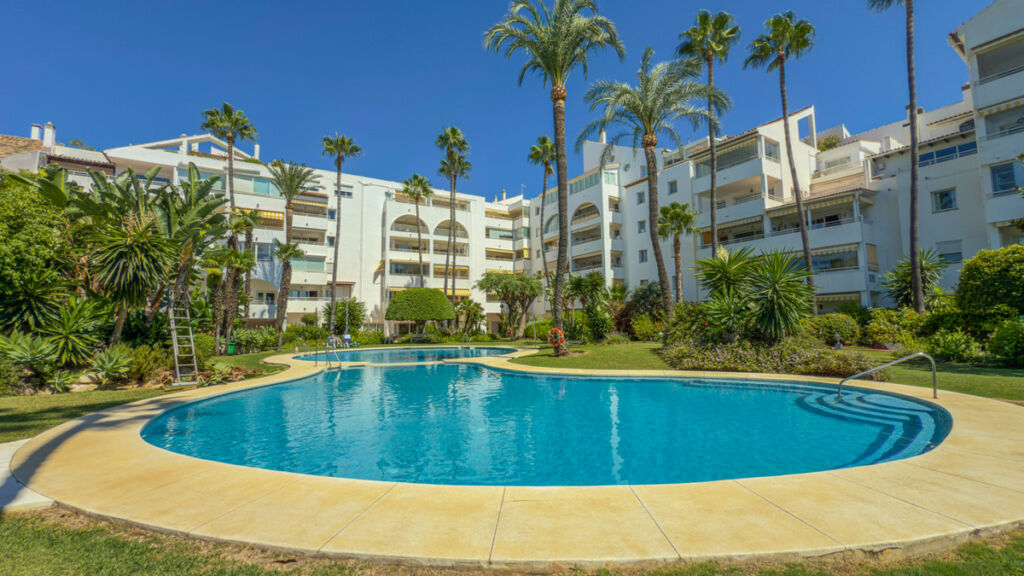 Middle Floor Apartment Atalaya Málaga - image 3