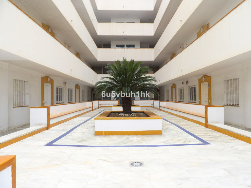 Middle Floor Apartment Fuengirola Málaga - image 3
