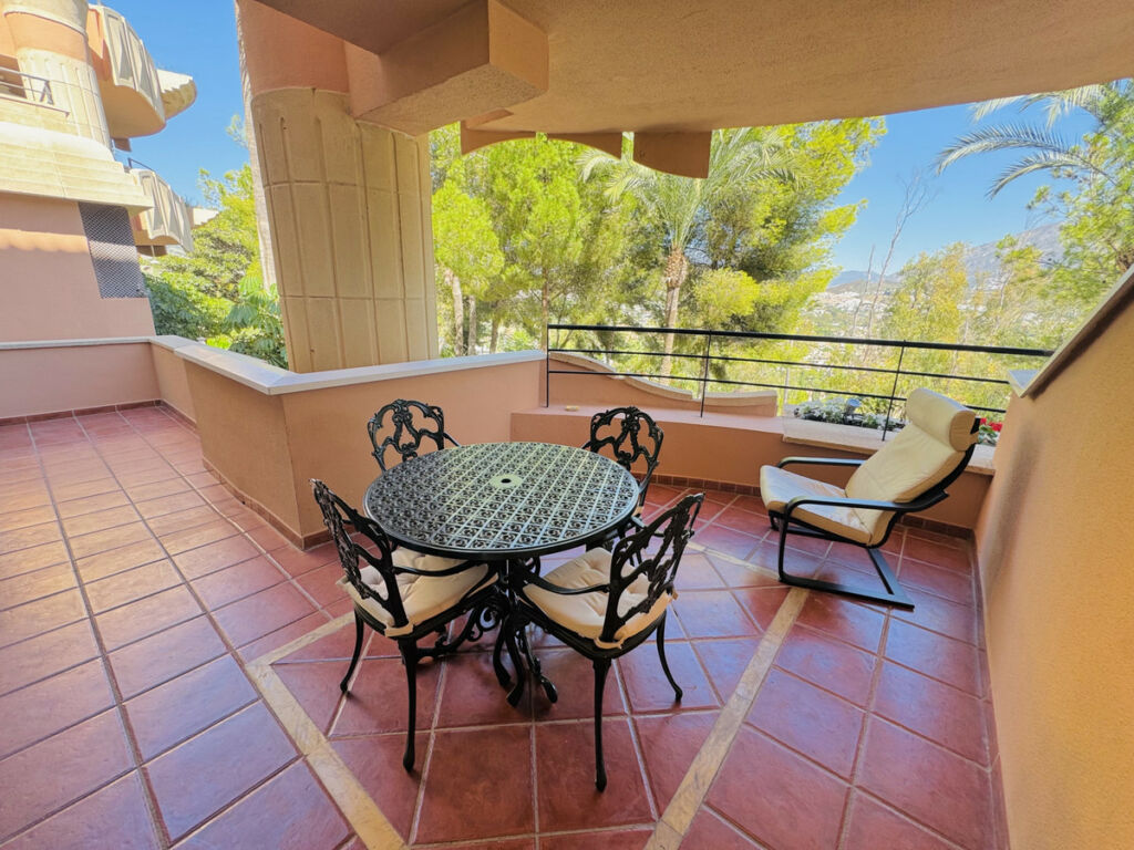 Middle Floor Apartment Nueva Andalucía Málaga - image 3