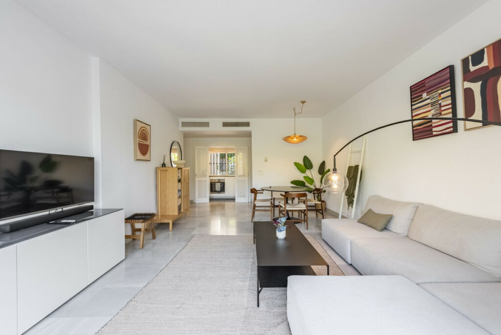 Middle Floor Apartment La Quinta Málaga - image 3