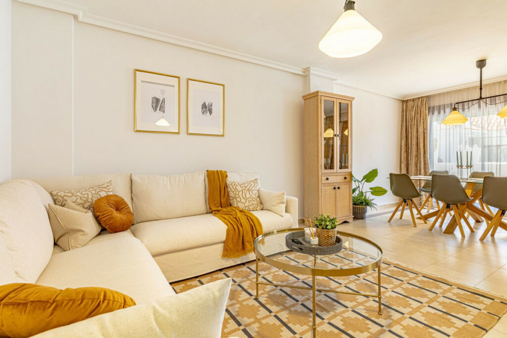Middle Floor Apartment Nueva Andalucía Málaga - image 3