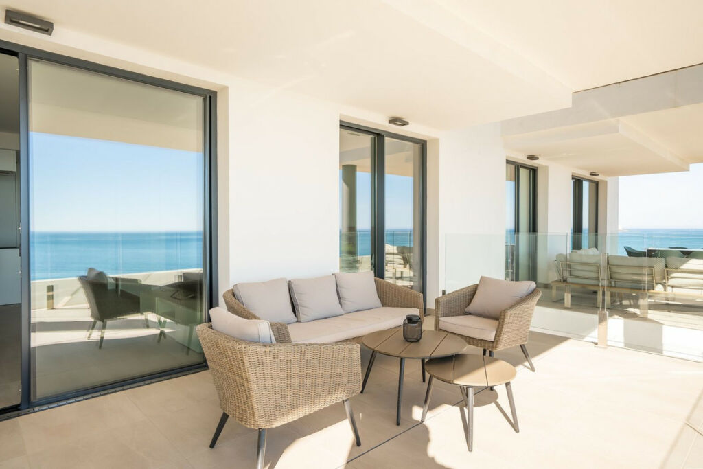 Middle Floor Apartment Fuengirola Málaga - image 3