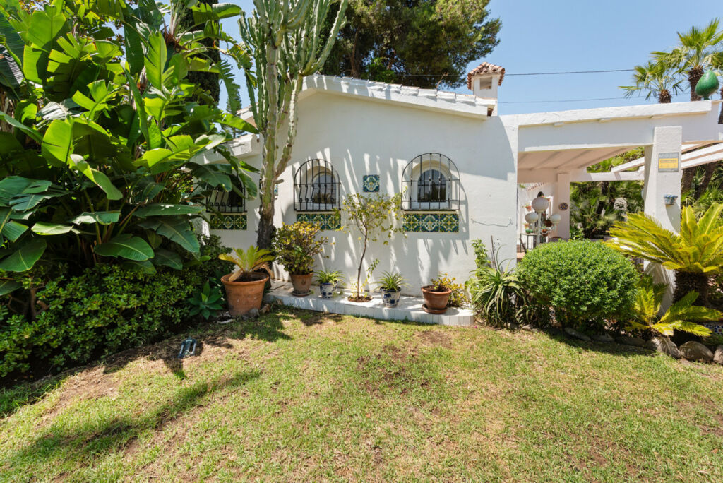 Detached Villa Nueva Andalucía Málaga - image 3