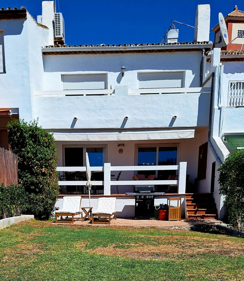 Townhouse La Duquesa Málaga - image 3