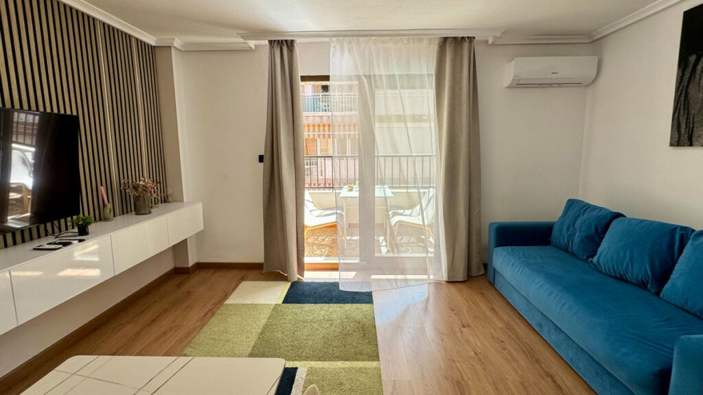 Middle Floor Apartment Torrevieja Alicante - image 3