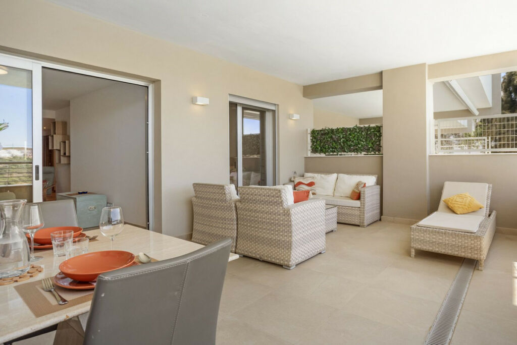 Middle Floor Apartment Estepona Málaga - image 3