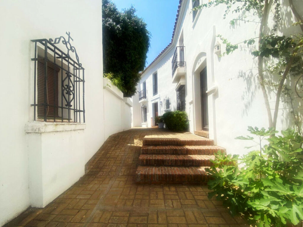 Townhouse Guadalmina Baja Málaga - image 3
