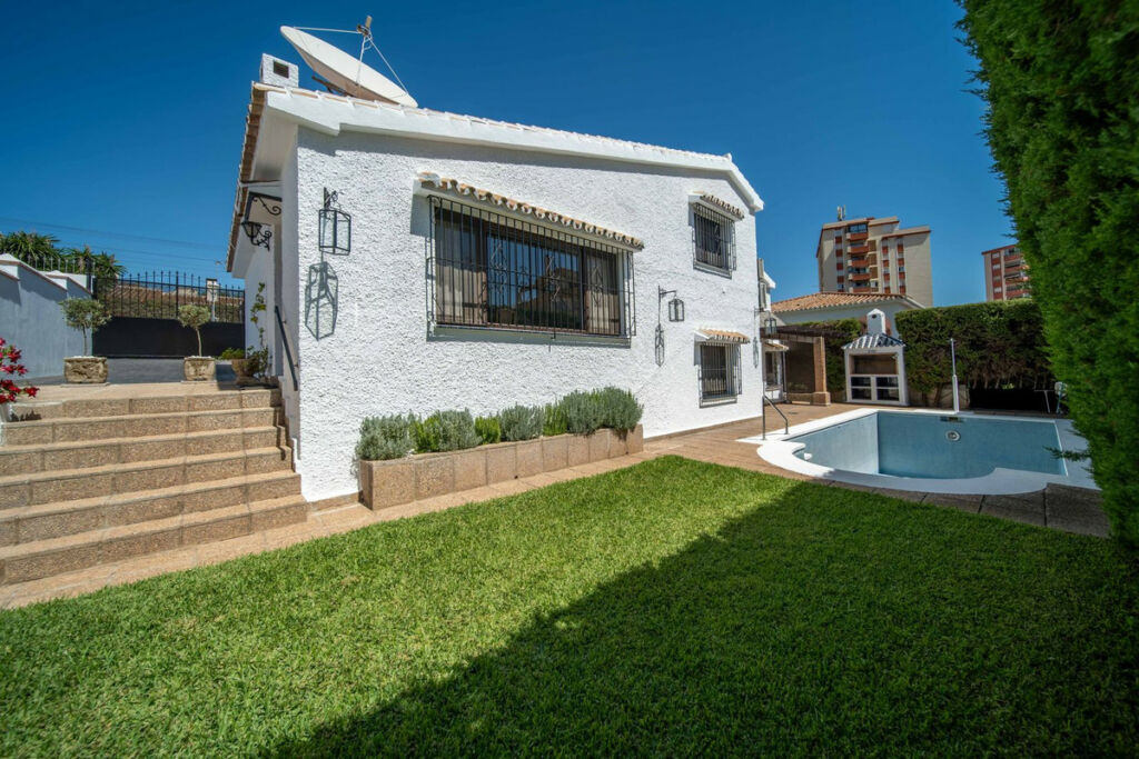 Detached Villa Fuengirola Málaga - image 3