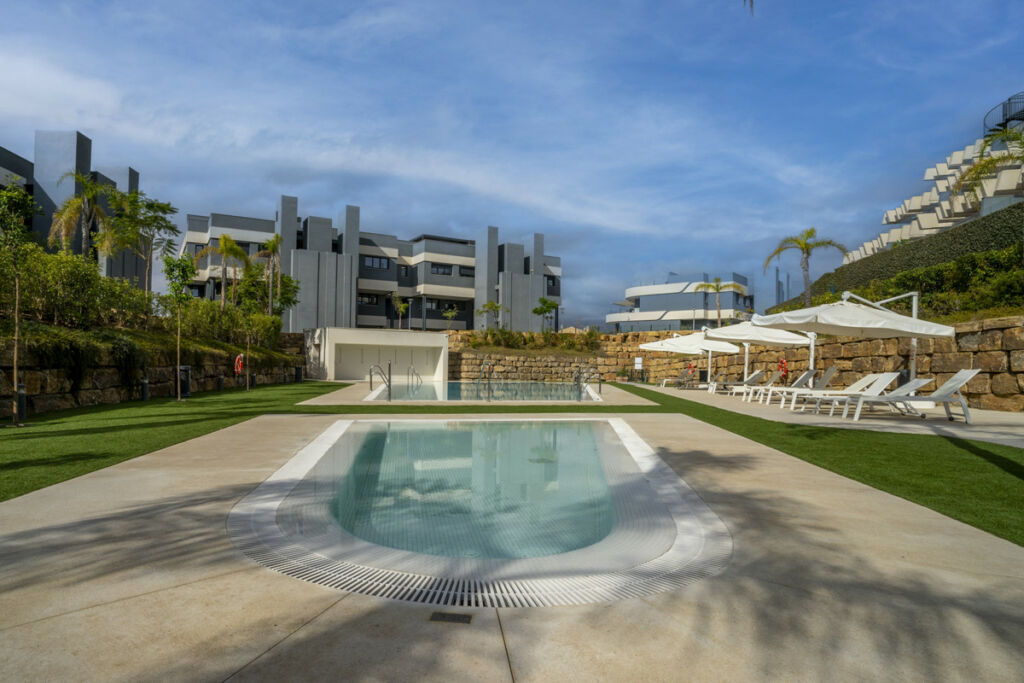 Middle Floor Apartment Estepona Málaga - image 3