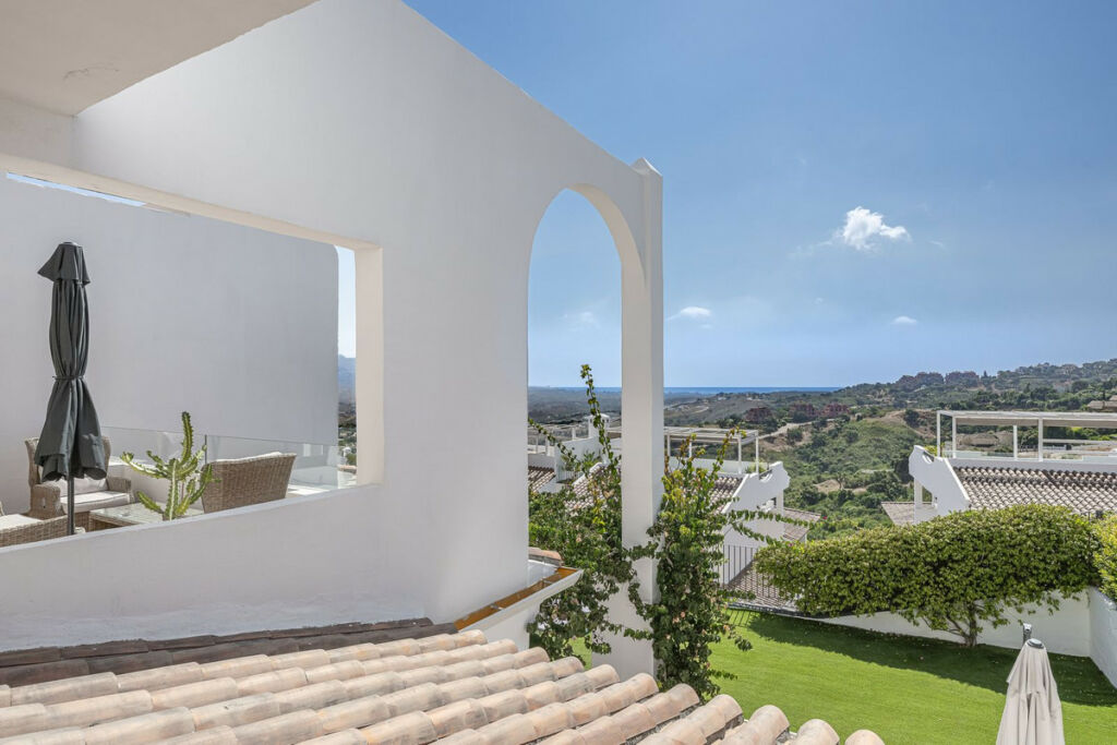 Middle Floor Apartment La Mairena Málaga - image 3