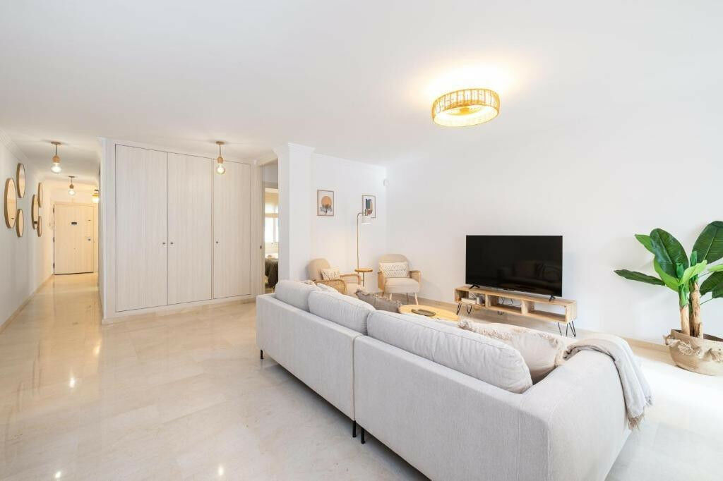 Middle Floor Apartment Fuengirola Málaga - image 3