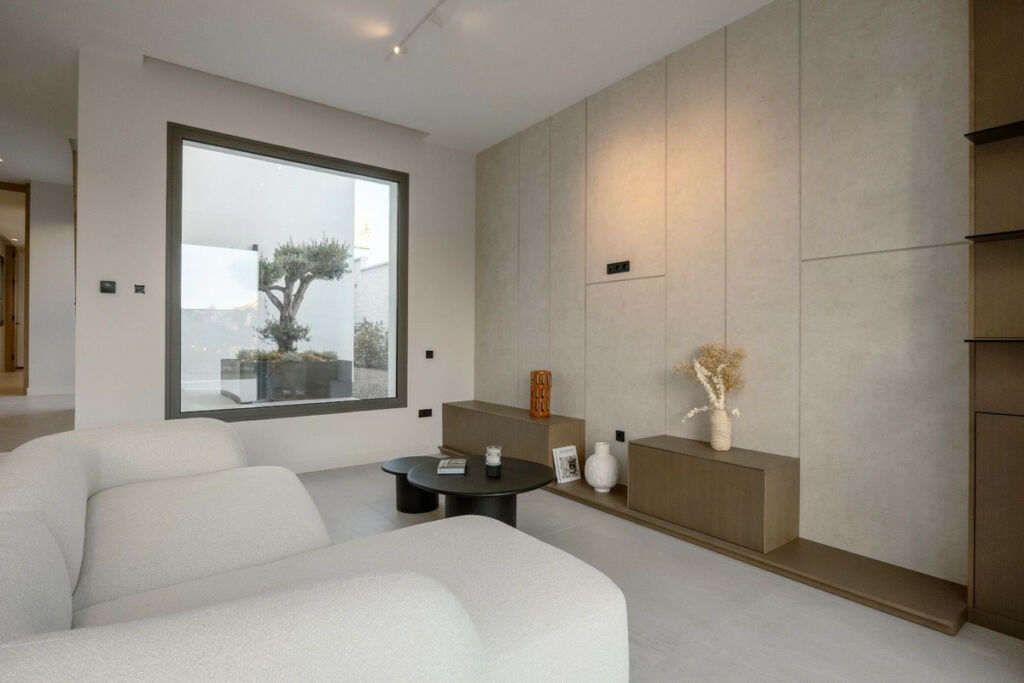 Detached Villa Estepona Málaga - image 3