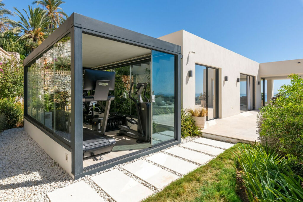 Detached Villa Río Real Málaga - image 3