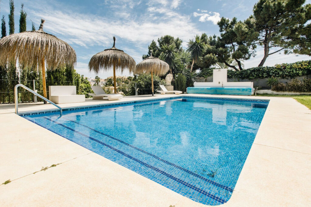Detached Villa Estepona Málaga - image 3