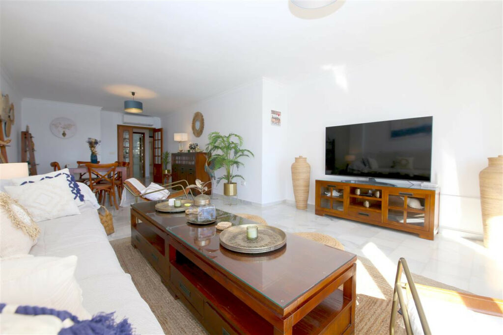 Middle Floor Apartment Estepona Málaga - image 3
