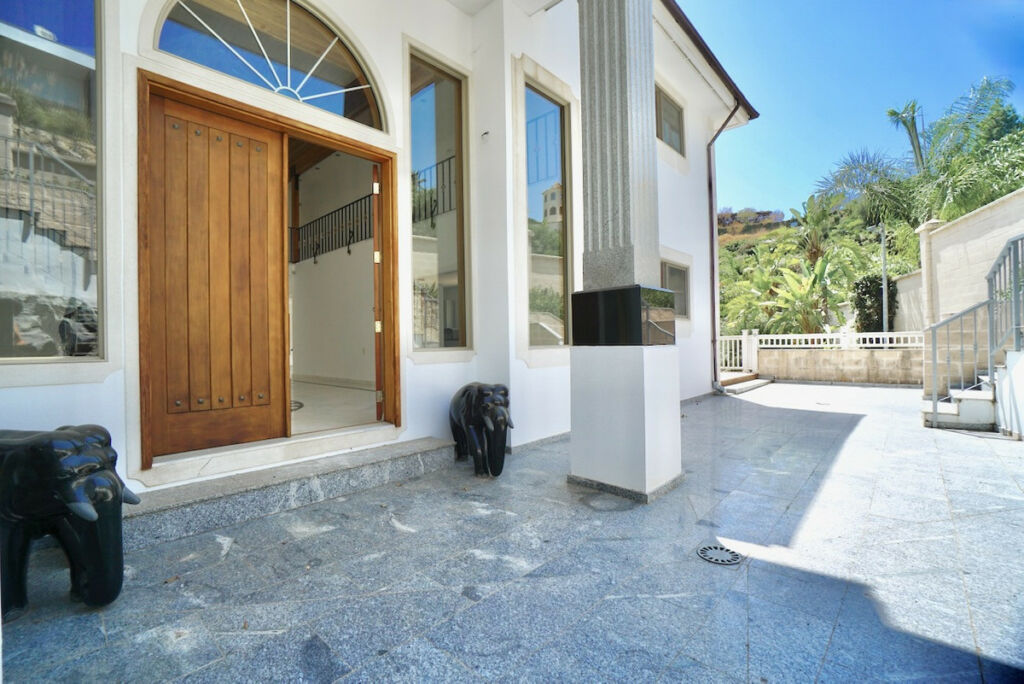 Detached Villa Benahavís Málaga - image 3
