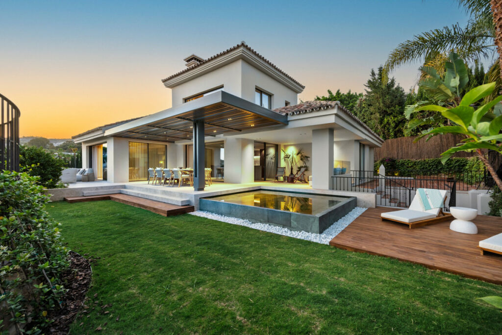 Detached Villa Nueva Andalucía Málaga - image 2