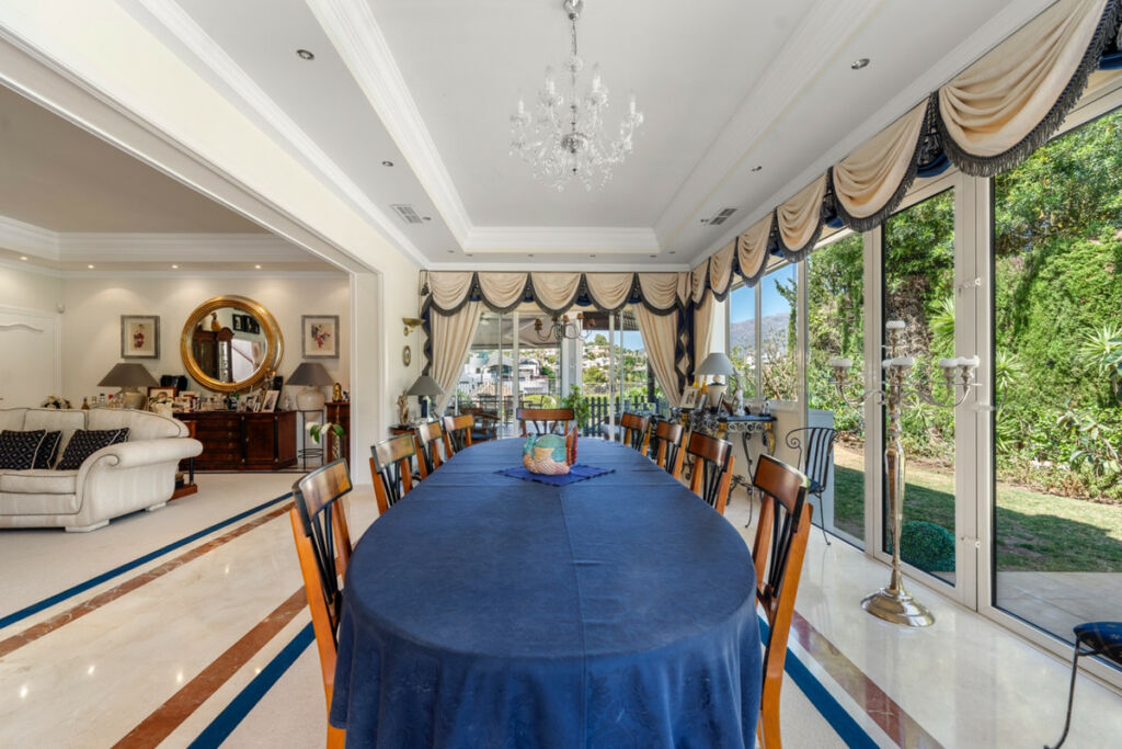 Detached Villa Benahavís Málaga - image 3