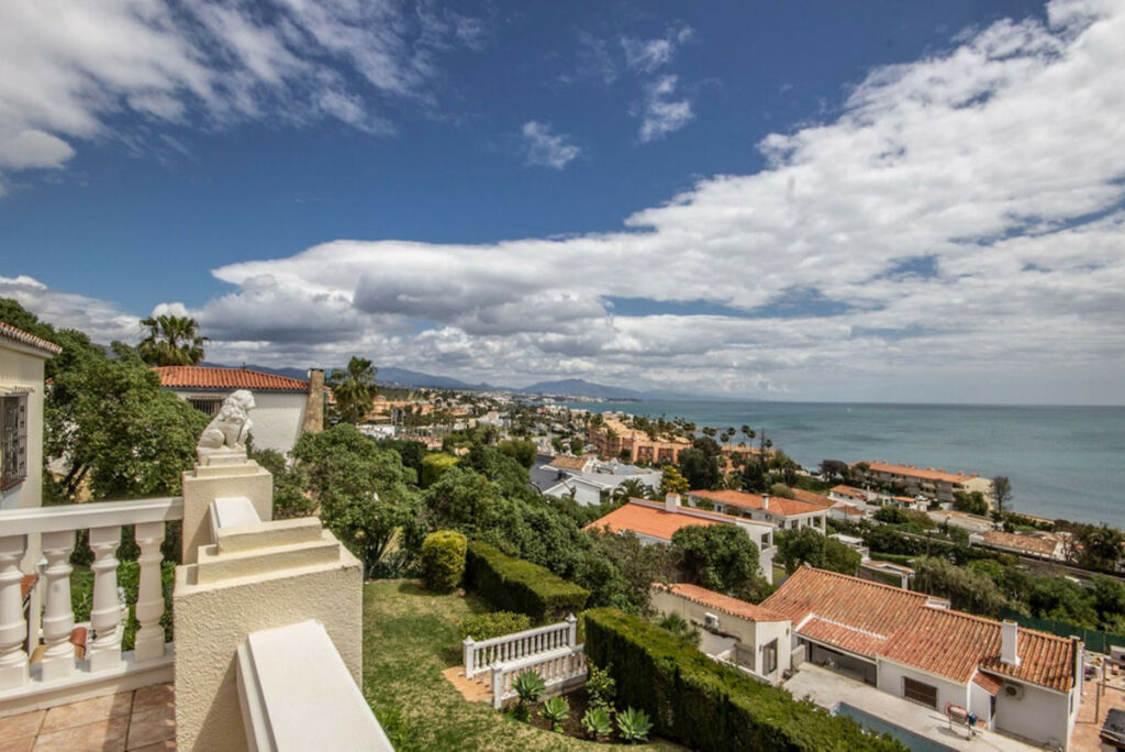 Detached Villa Estepona Málaga - image 3