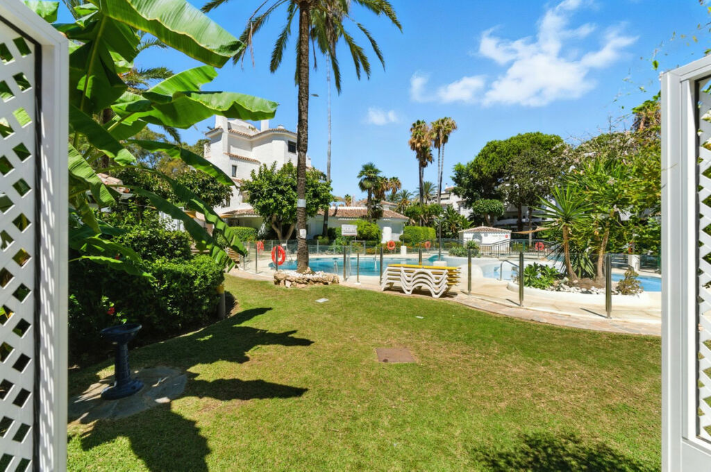 Ground Floor Apartment Elviria Málaga - image 3