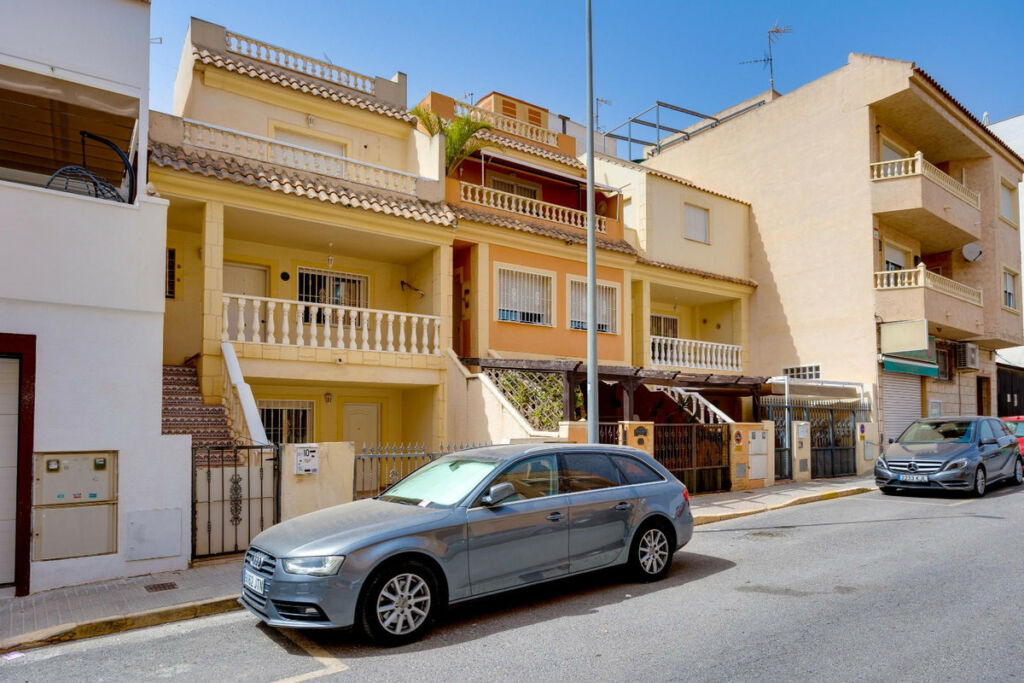 Townhouse Los Montesinos Alicante - image 3