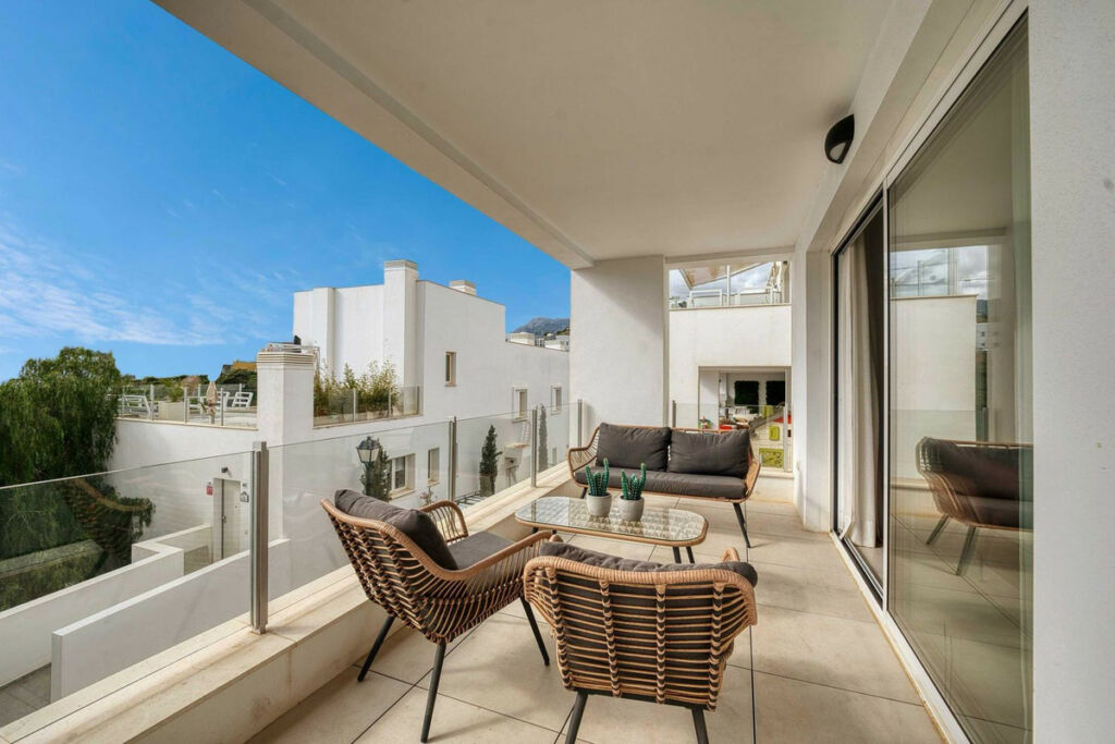 Middle Floor Apartment Altos de los Monteros Málaga - image 3