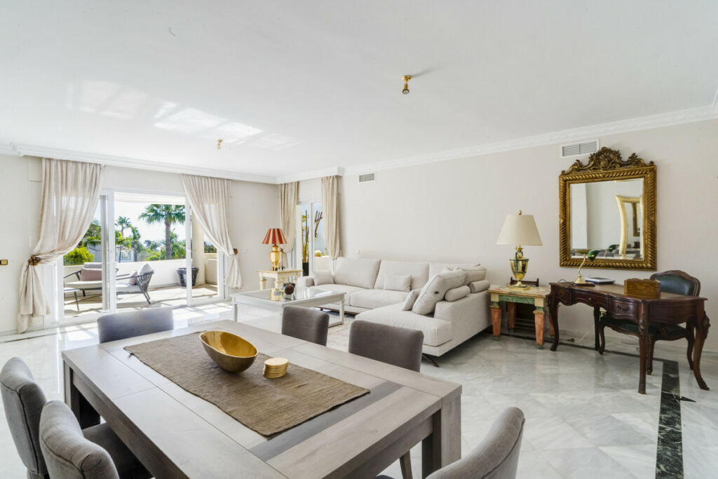 Middle Floor Apartment The Golden Mile Málaga - image 3