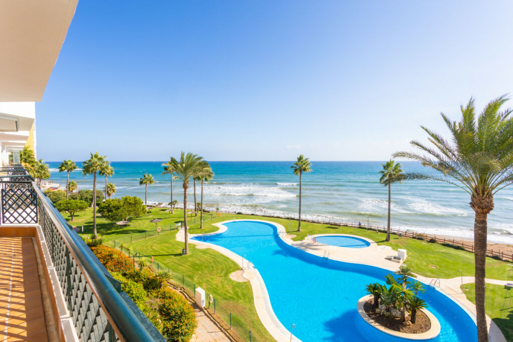 Middle Floor Apartment Calahonda Málaga - image 3