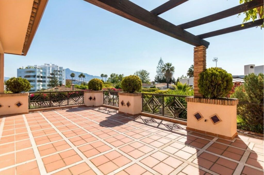 Detached Villa Guadalmina Alta Málaga - image 3