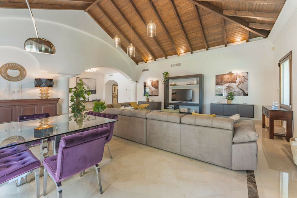 Detached Villa Nueva Andalucía Málaga - image 3