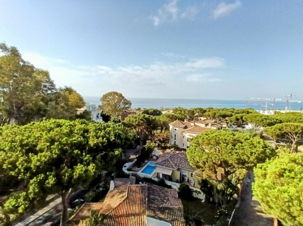 Middle Floor Apartment Costabella Málaga - image 3