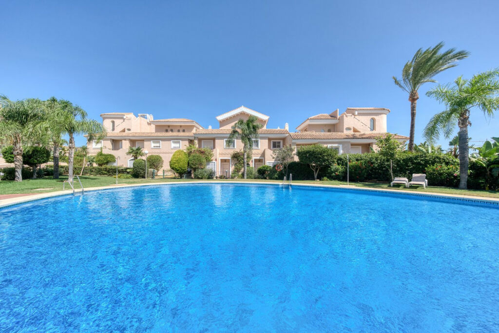 Townhouse La Duquesa Málaga - image 4
