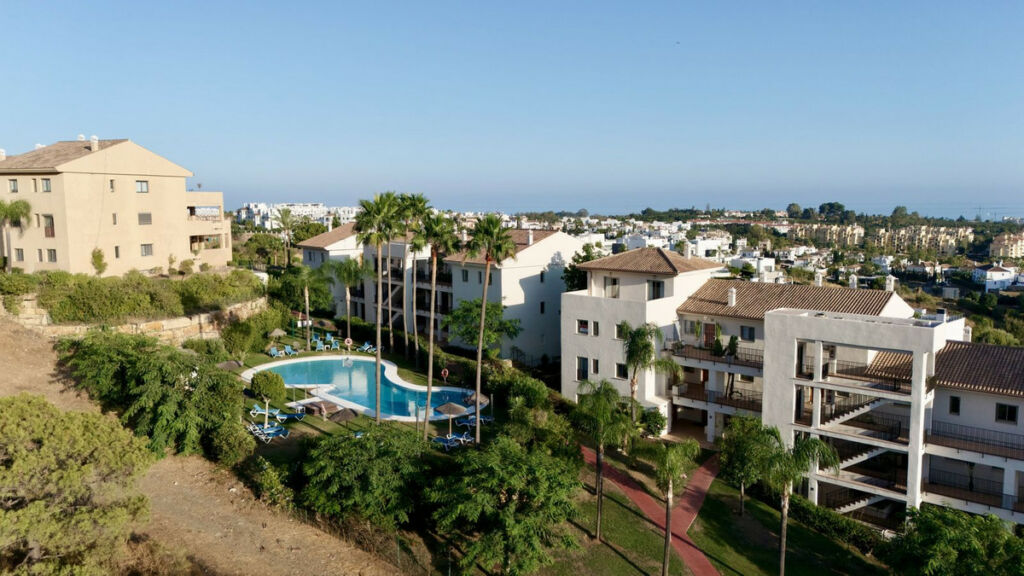 Middle Floor Apartment Estepona Málaga - image 3