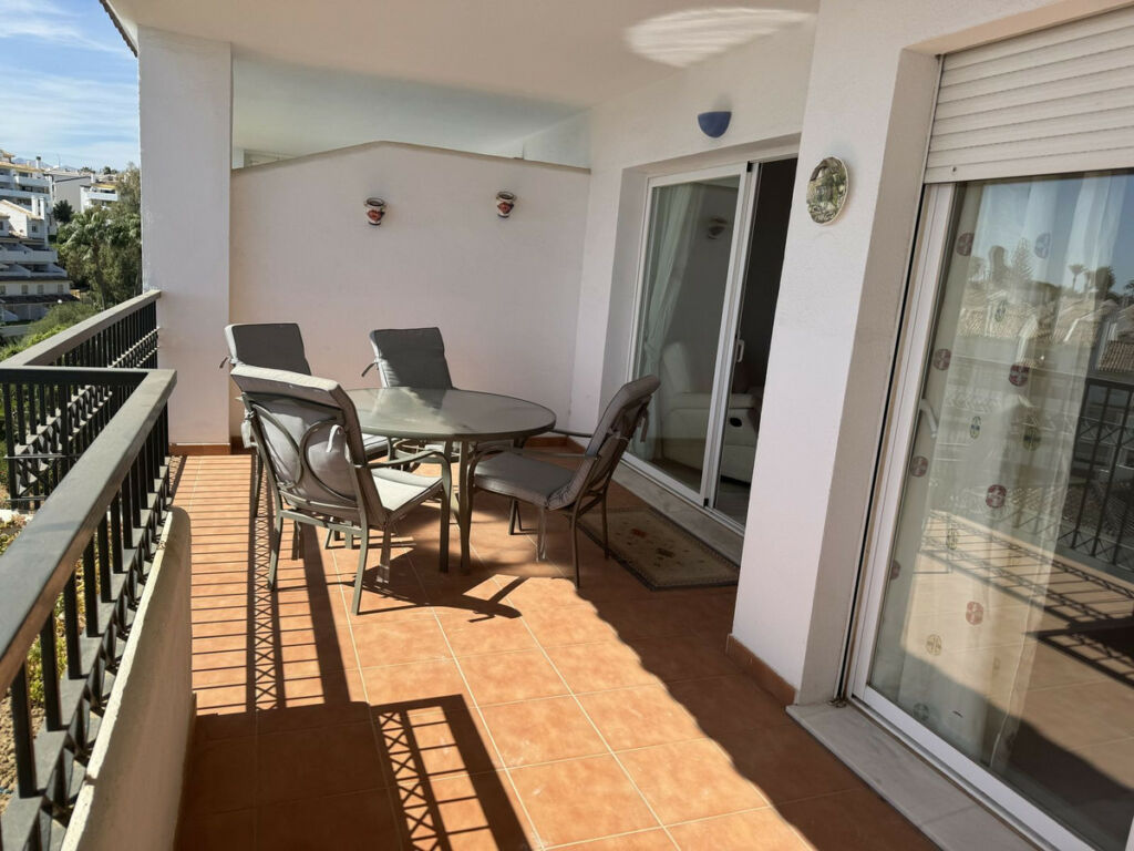 Middle Floor Apartment Calahonda Málaga - image 3