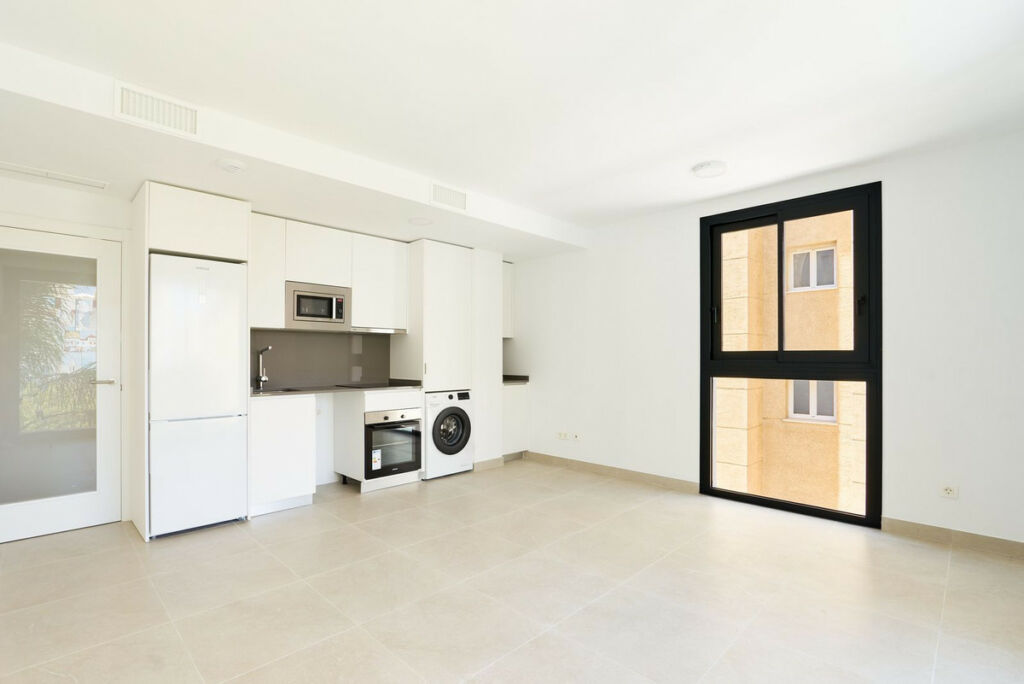 Middle Floor Apartment Estepona Málaga - image 3