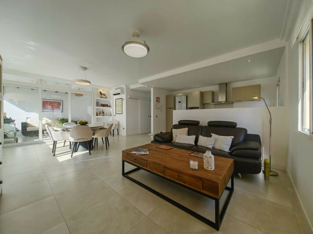 Middle Floor Apartment Estepona Málaga - image 3