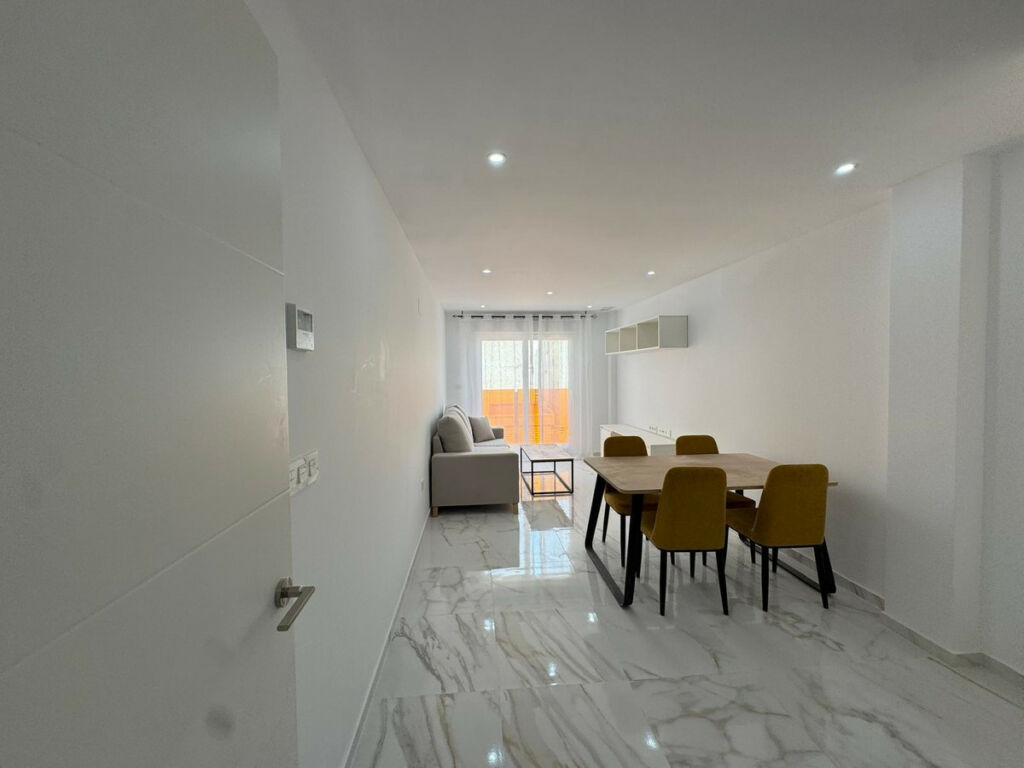 Middle Floor Apartment Torrevieja Alicante - image 3