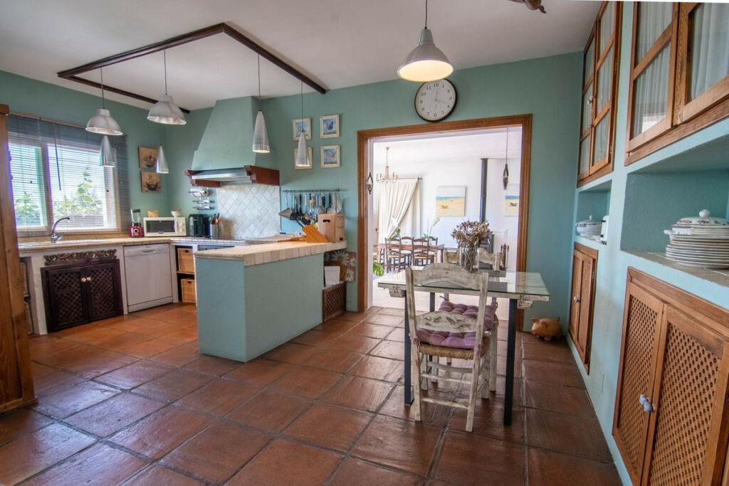 Detached Villa Estepona Málaga - image 4