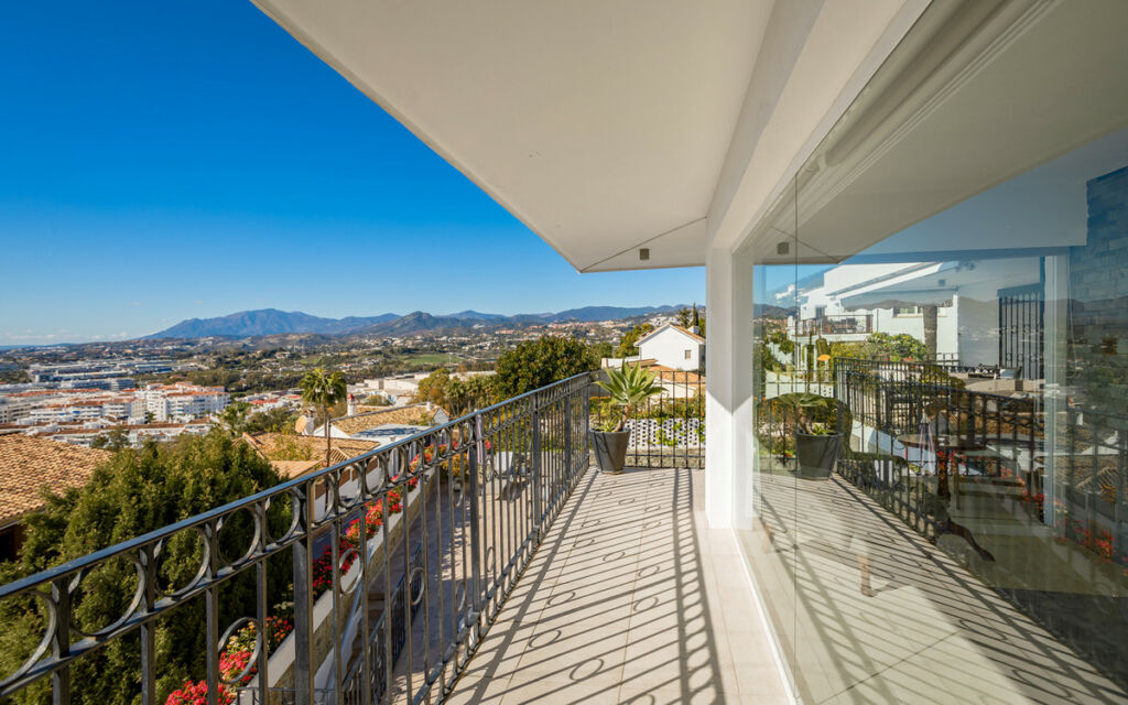 Detached Villa Nueva Andalucía Málaga - image 3