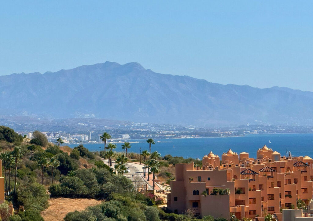 Penthouse La Duquesa Málaga - image 3