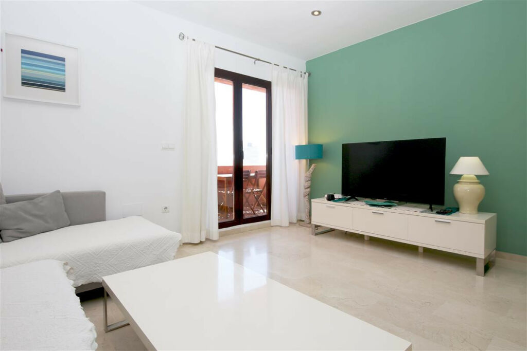Middle Floor Apartment Estepona Málaga - image 3