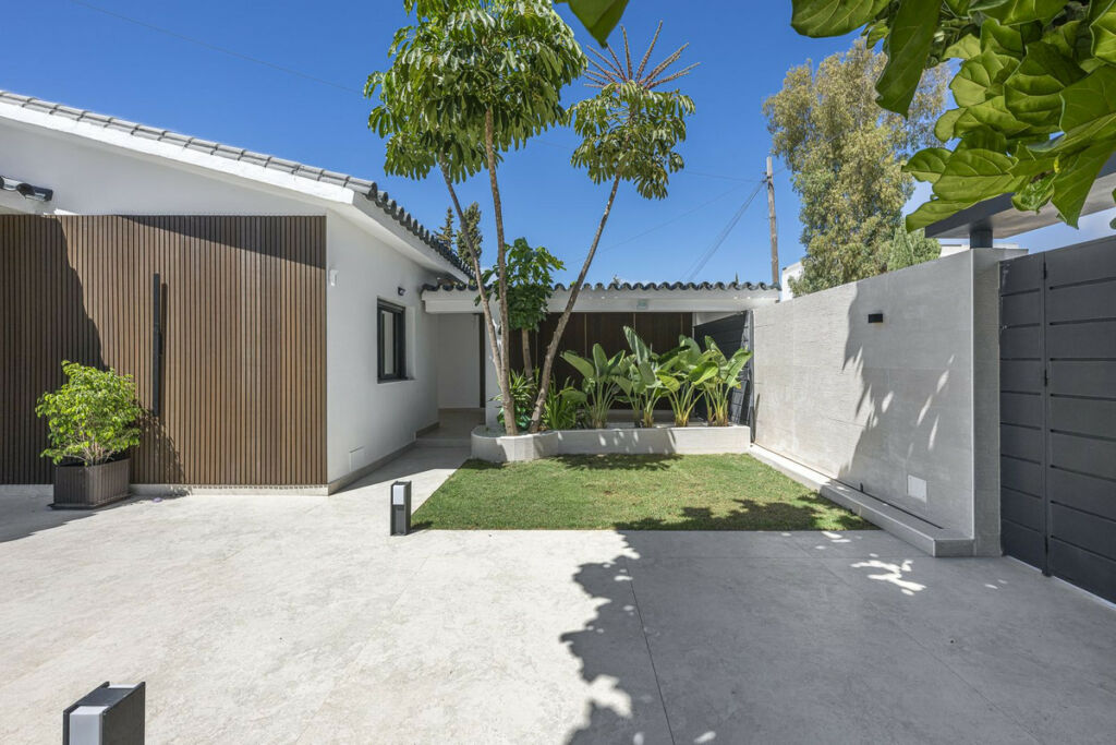 Detached Villa New Golden Mile Málaga - image 3
