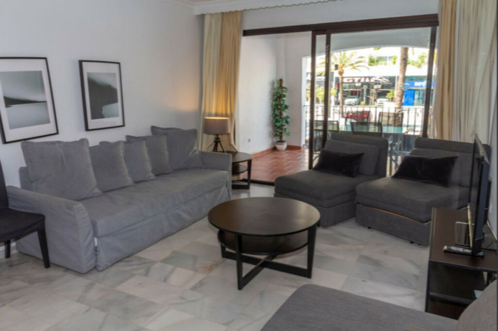Middle Floor Apartment Puerto Banús Málaga - image 3