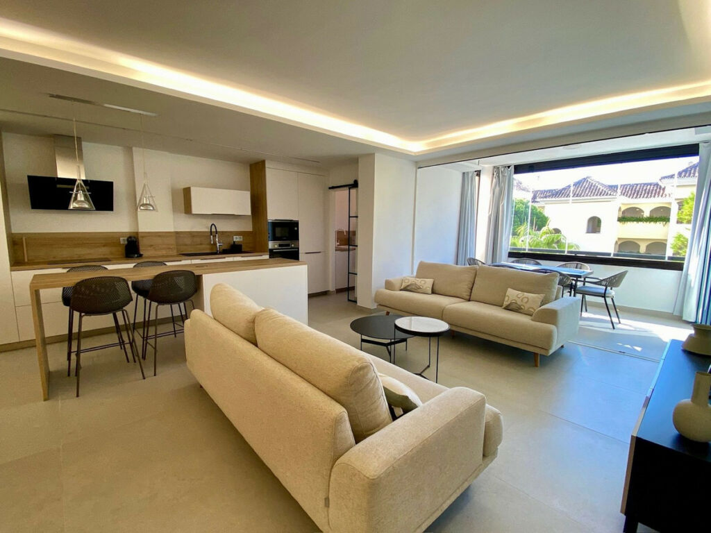 Middle Floor Apartment Elviria Málaga - image 3